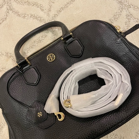 Tory Burch black pebbled leather Robinson triple zip bag. - Picture 5 of 6